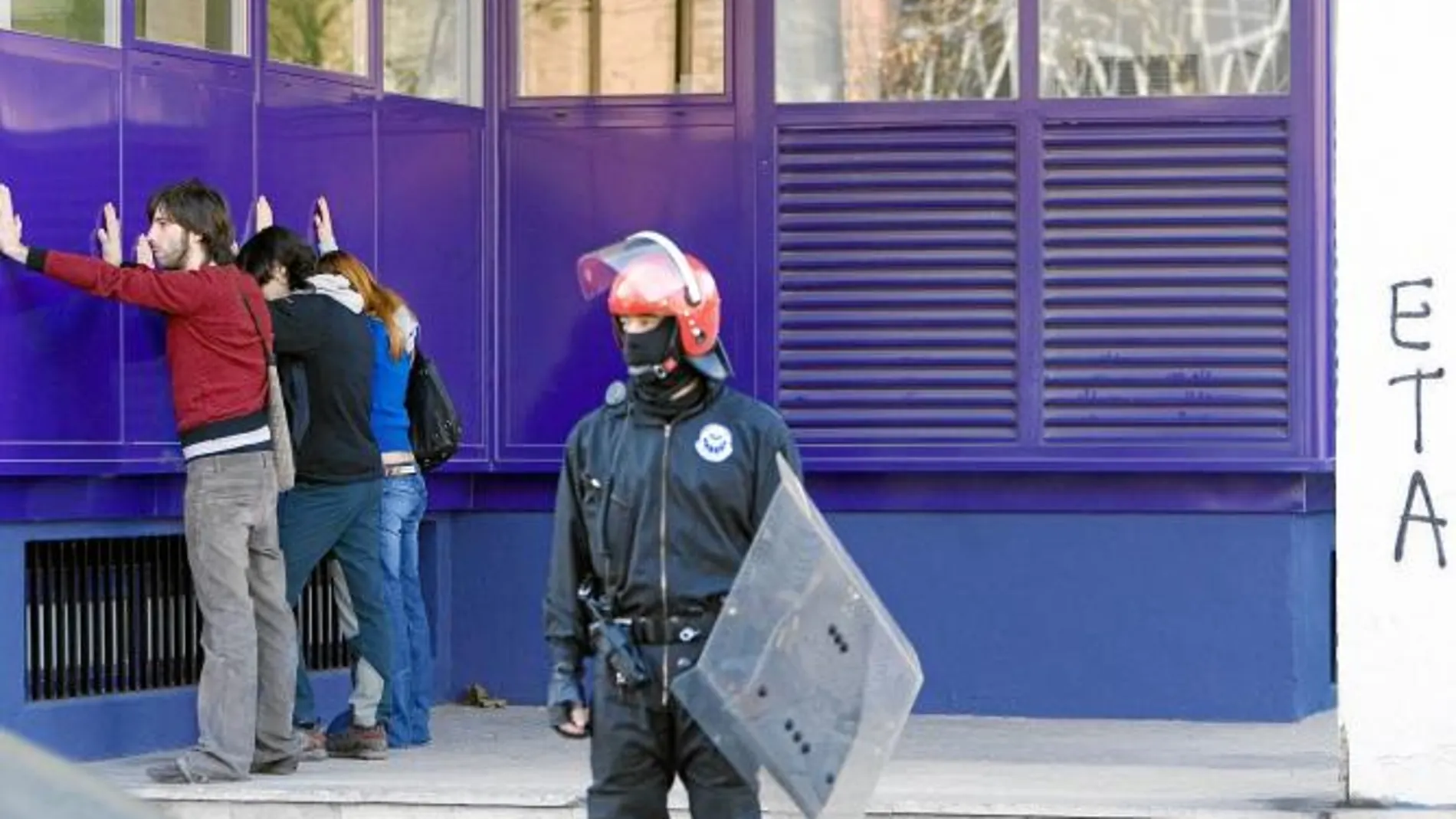 Vuelve la «kale borroka». Imagen de un arresto en las fiestas de Vitoria en 2007