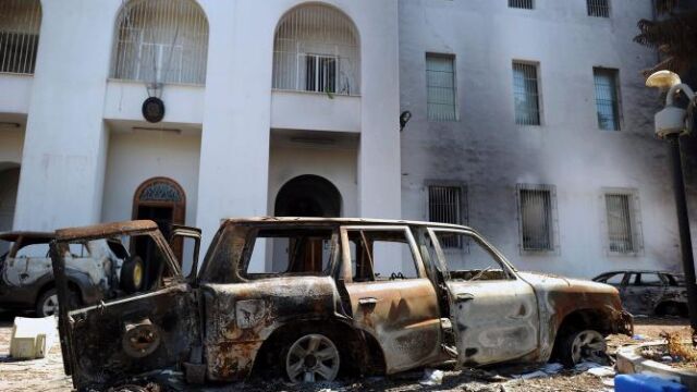 Coches carbonizados frente a la embajada de Italia en Trípoli