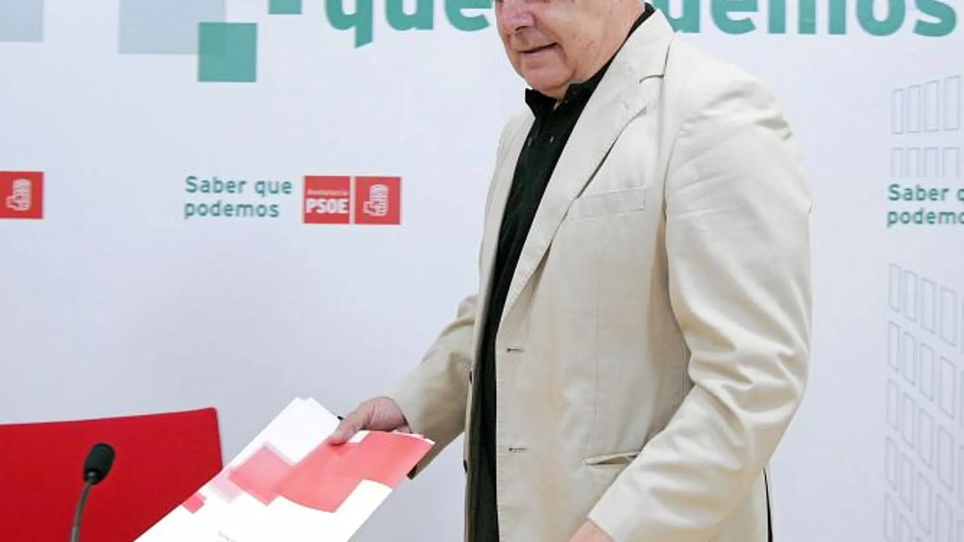 El secretario general del PSOE de Sevilla, José Antonio Viera, ayer al inicio de una comparecencia ante los medios de comunicación