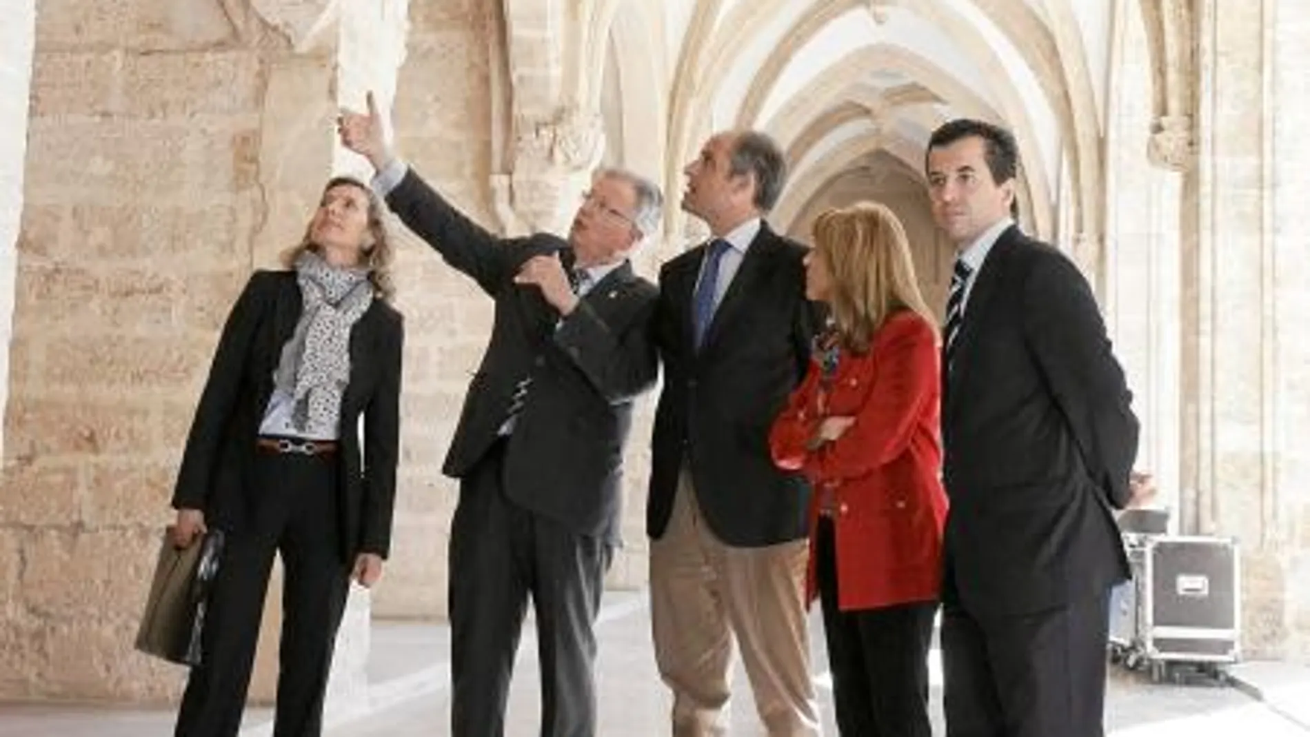 Camps y la consellera Miró visitan el nuevo Centro del Carmen