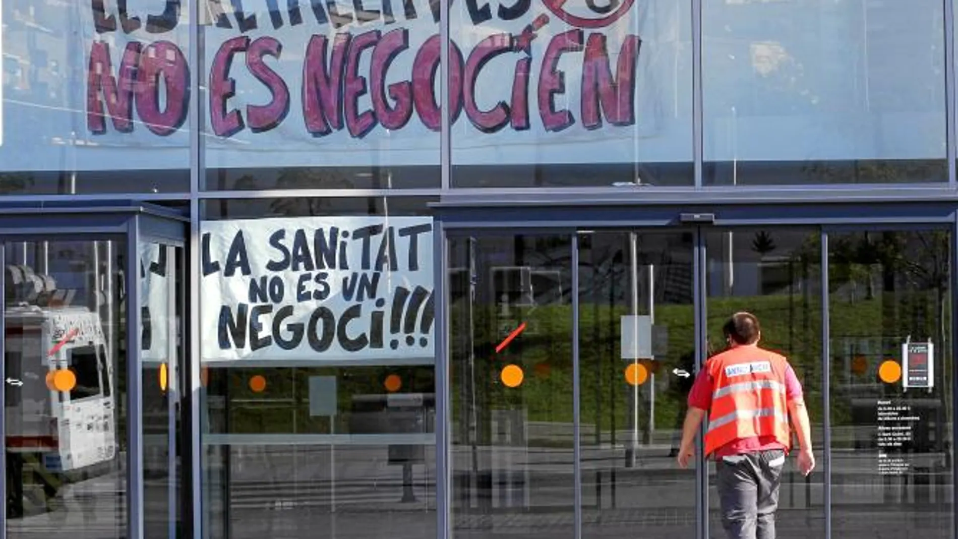 Los trabajadores del hospital protestaron ayer con pancartas contra los recortes que afectan al centro