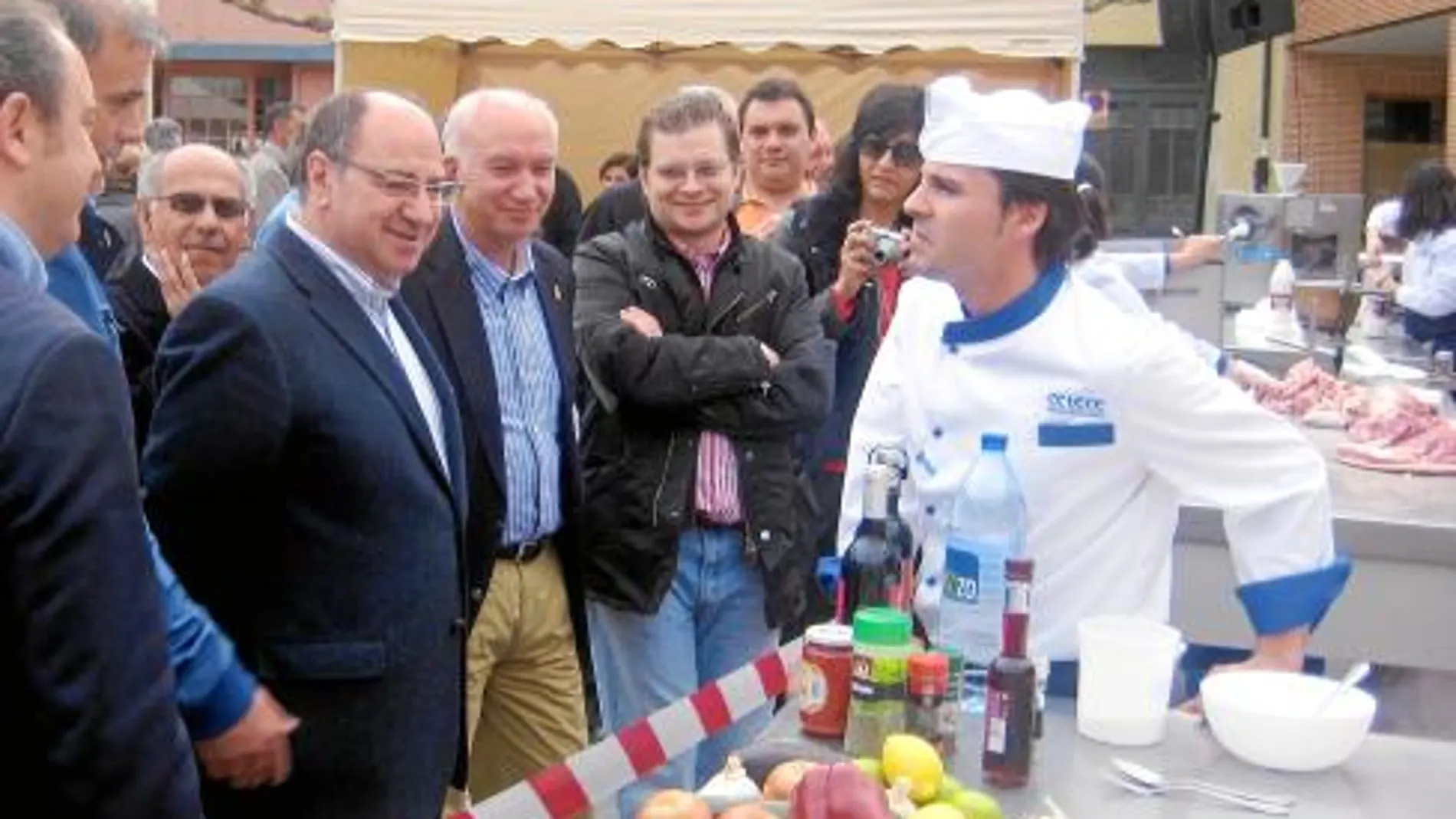 Enrique Martín asiste a la feria alimentaria de Carrión de los Condes