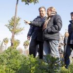 Juan Ignacio Zoido y Beltrán Pérez, ayer en una visita a Los Bermejales