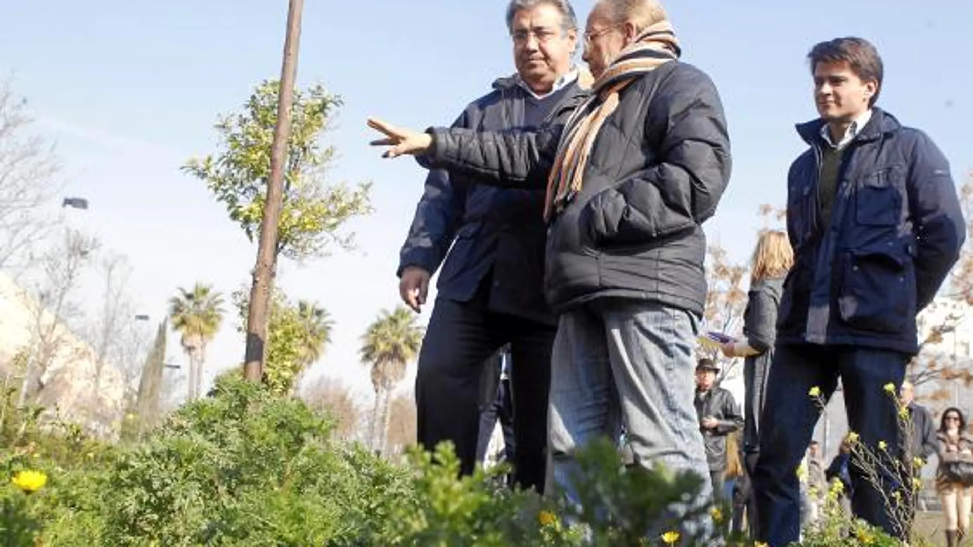Juan Ignacio Zoido y Beltrán Pérez, ayer en una visita a Los Bermejales