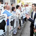 Martín Garitano, diputado general de Guipúzcoa, junto a miembros de Etxerat, colectivo de familiares de presos de ETA.
