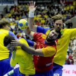 El español Joan Canellas Reixach es bloqueado por sus rivales suecos, Jonas Kallman (i), Dalibor Doder (2i) y Magnus Jernemyr (d)