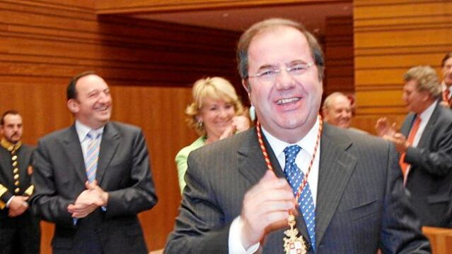 Juan Vicente Herrera, muestra su medalla, en su anterior toma de posesión, con Pedro Sanz y Esperanza Aguirre, al fondo