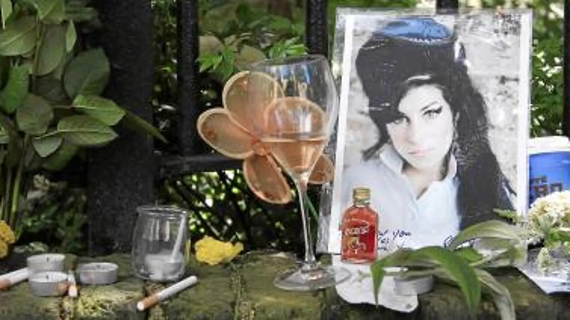 Un extraño altar. Los fans de la cantante depositaron a las puertas de su casa ron, vino, flores y cigarrillos