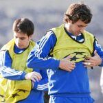 Raúl y Jurado se preparan para disputar un partido de entrenamiento en vísperas de la visita del Valencia al Veltins Arena