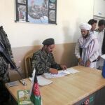 Un soldado afgano monta guardia en un centro de reclutamiento en la ciudad de Herat