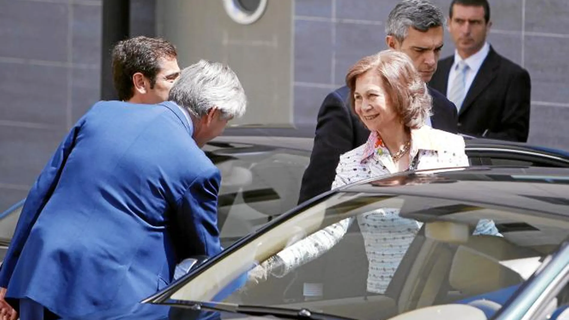 Doña Sofía acudió al Hospital USP San José de Madrid tras la operación para ver cómo se encontraba el Rey y se fue en torno a las 12:30 horas, sin hacer comentarios a la Prensa