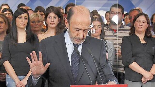 El descalabro del PSOE apenas ha rozado a Rubalcaba, que quiere liderar el partido en la oposición a Mariano Rajoy