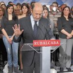 El descalabro del PSOE apenas ha rozado a Rubalcaba, que quiere liderar el partido en la oposición a Mariano Rajoy