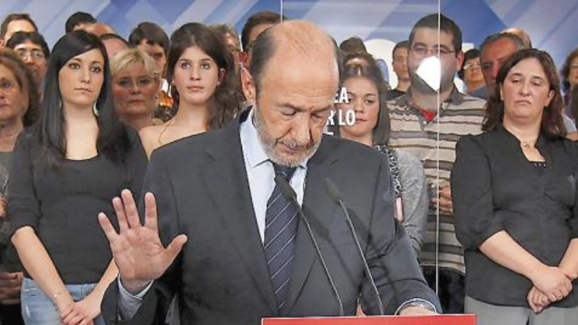El descalabro del PSOE apenas ha rozado a Rubalcaba, que quiere liderar el partido en la oposición a Mariano Rajoy
