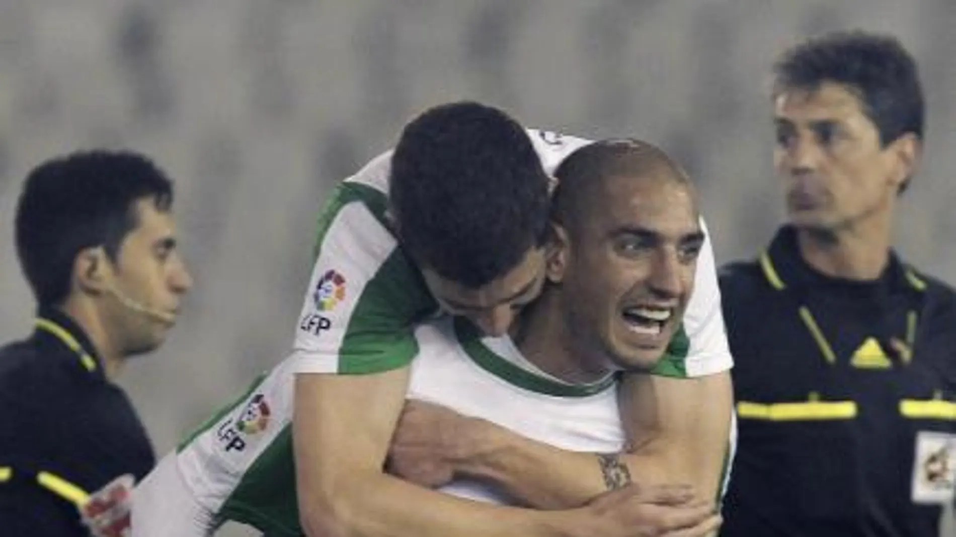 Los jugadores del Racing de Santander, el delantero argentino Ariel Nahuelpan (d) y el defensa José Picón, celebran la victoria ante el Rayo