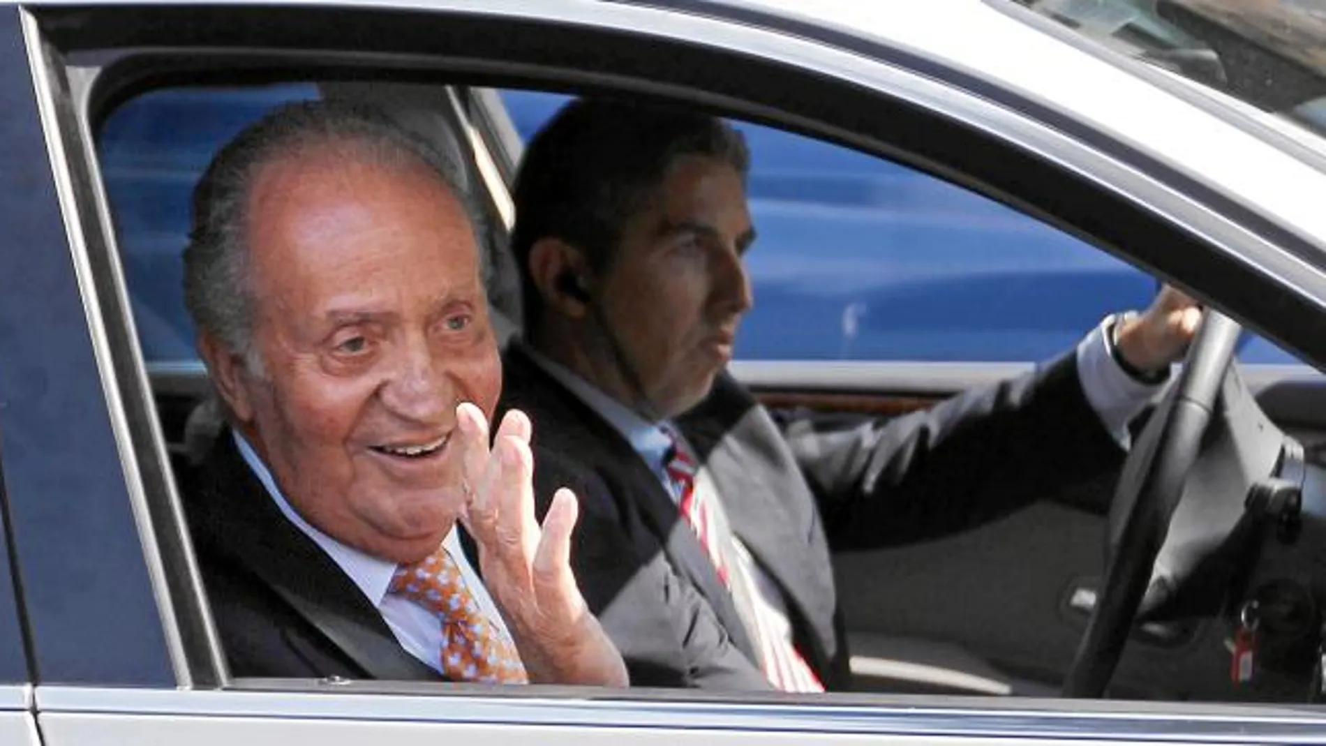Don Juan Carlos dijo «sentirse muy bien» a su salida del hospital