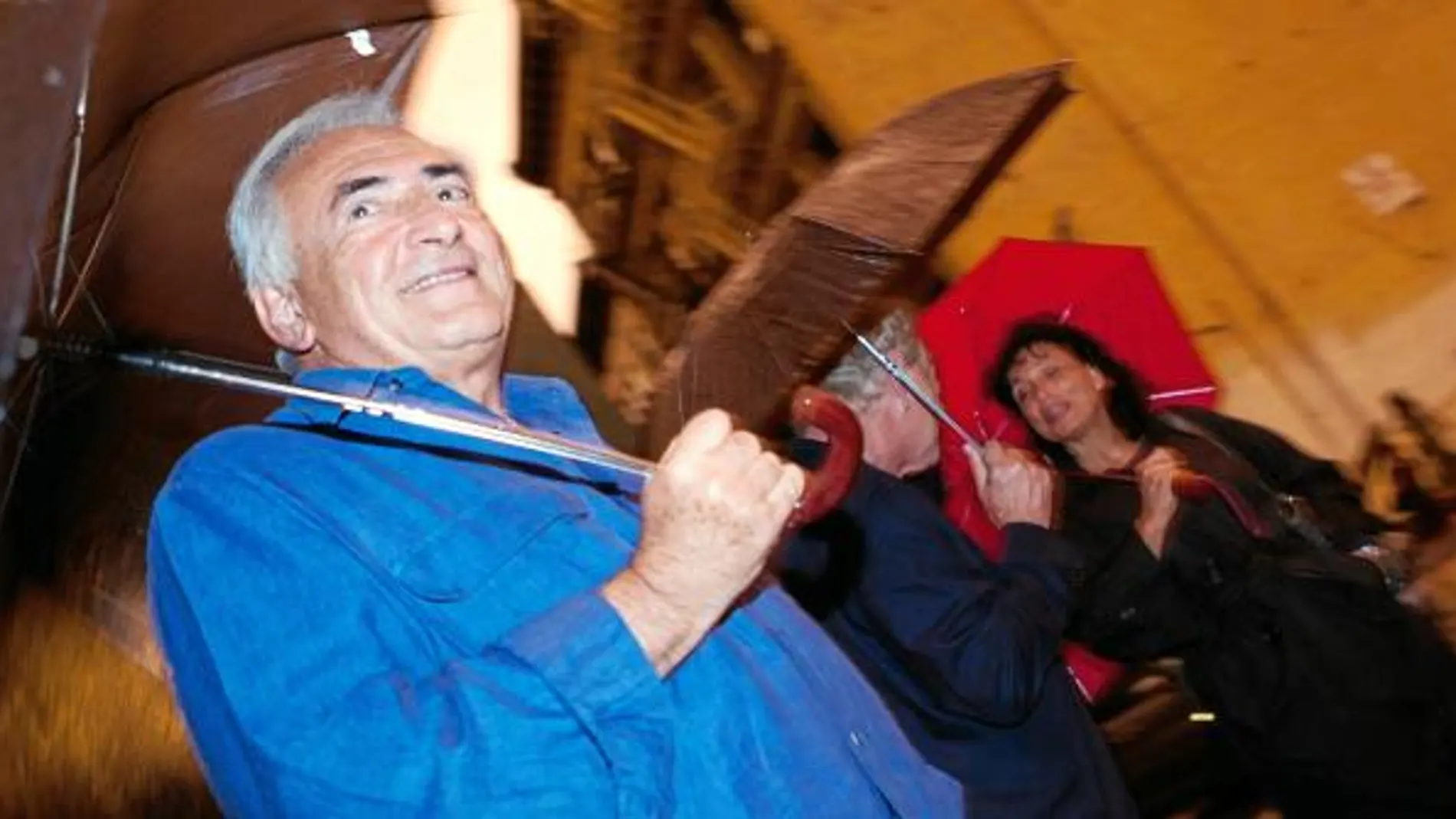 Dominique Strauss-Kahn, en Nueva York, junto a su mujer, Anne Sinclair