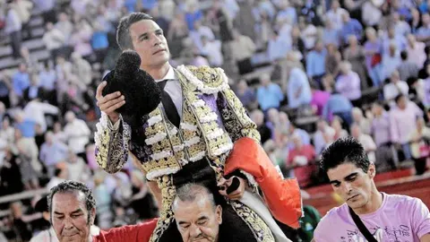 El alicantino cortó sendas orejas a cada uno de sus astados de ayer en Valencia