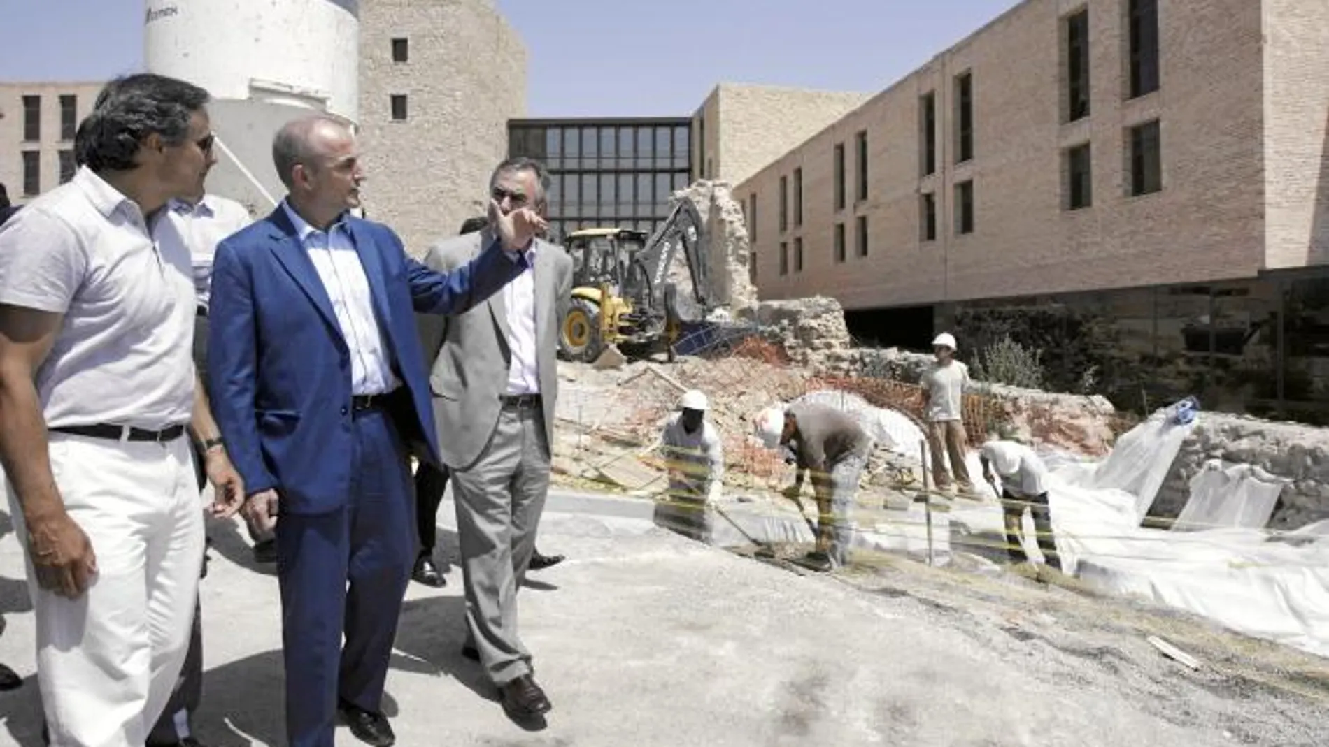 El ministro de Industria, Miguel Sebastián (centro), observa en Lorca como se recupera la ciudad tras los seísmos
