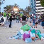 La Guardia Urbana desalojando ayer a las 6.00 horas una playa de Barcelona para que entraran los servicios de limpieza
