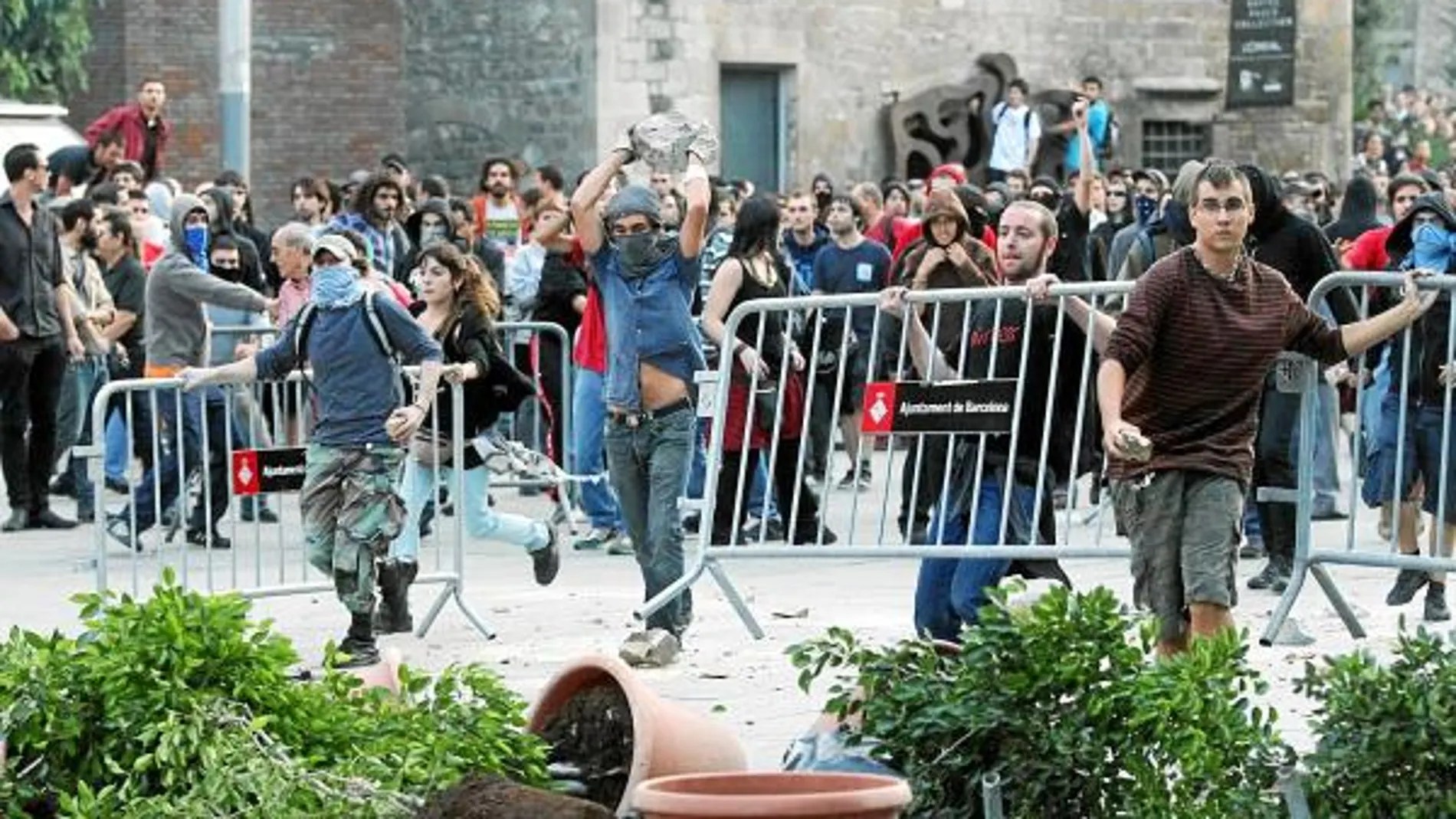 Los radicales destrozan Barcelona en una violenta jornada de huelga