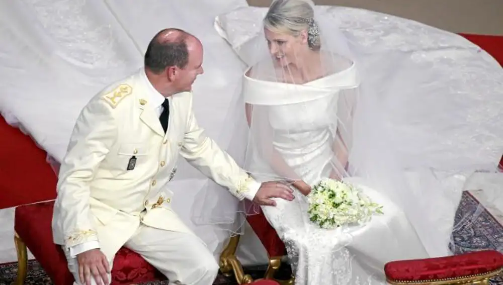 El príncipe Alberto II de Mónaco habla junto a la princesa Charlene de Mónaco en el altar durante su boda católica en el Patio de Honor del Palacio Real de Mónaco