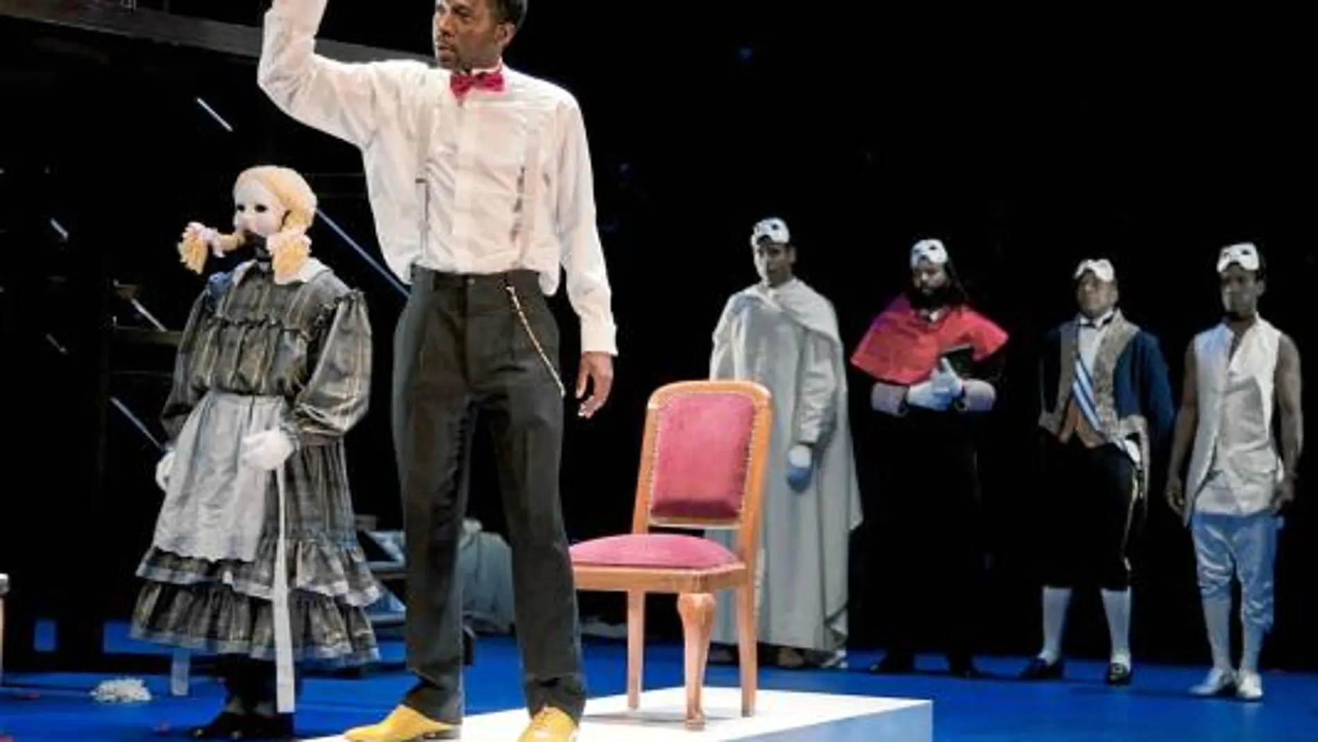 Elton Prince, como Archibald, en «Los negros», junto a otros actores de la obra