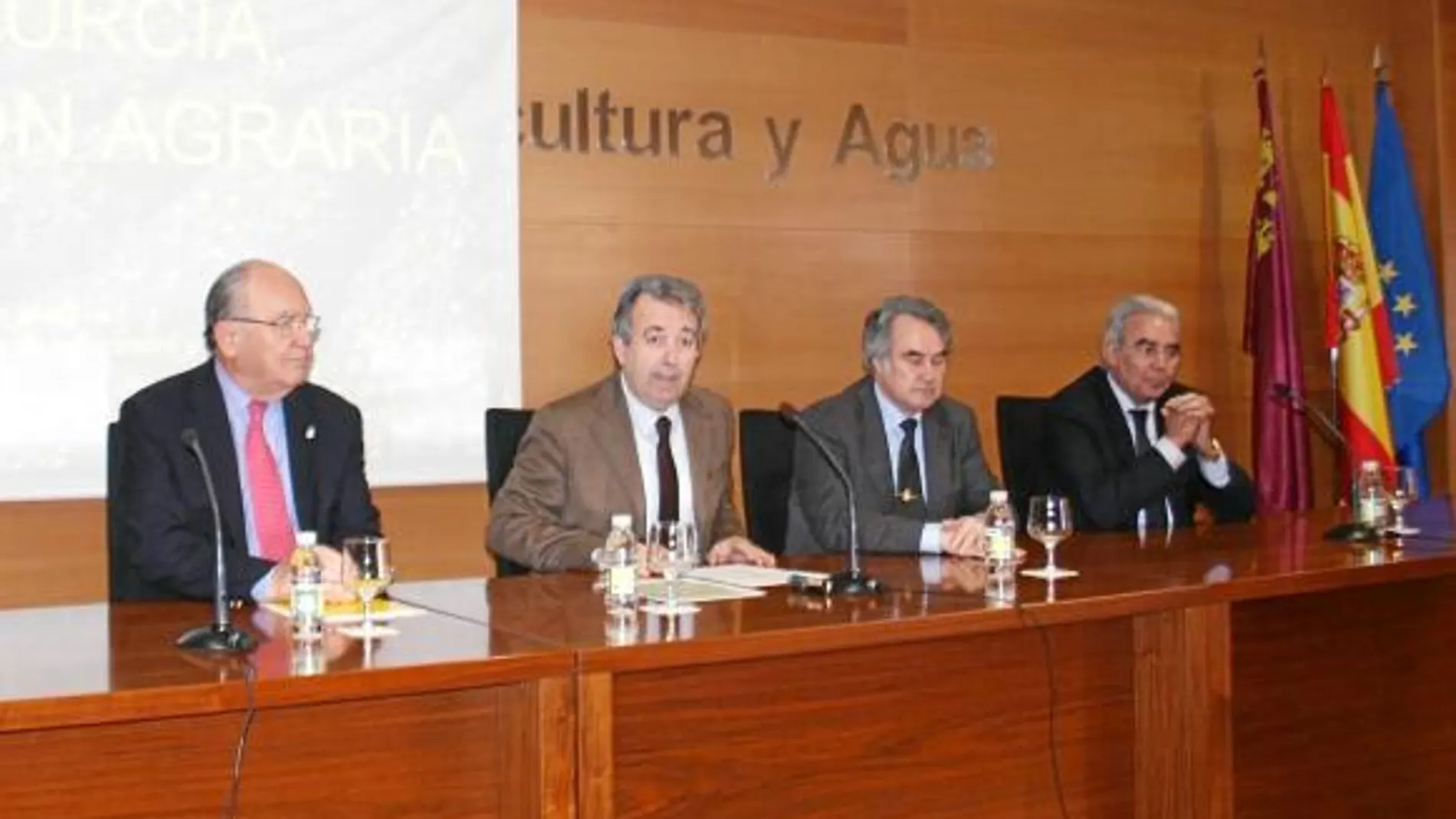 El consejero de Agricultura y Agua, Antonio Cerdá (2 izquierda), en la presentación del ciclo de conferencias
