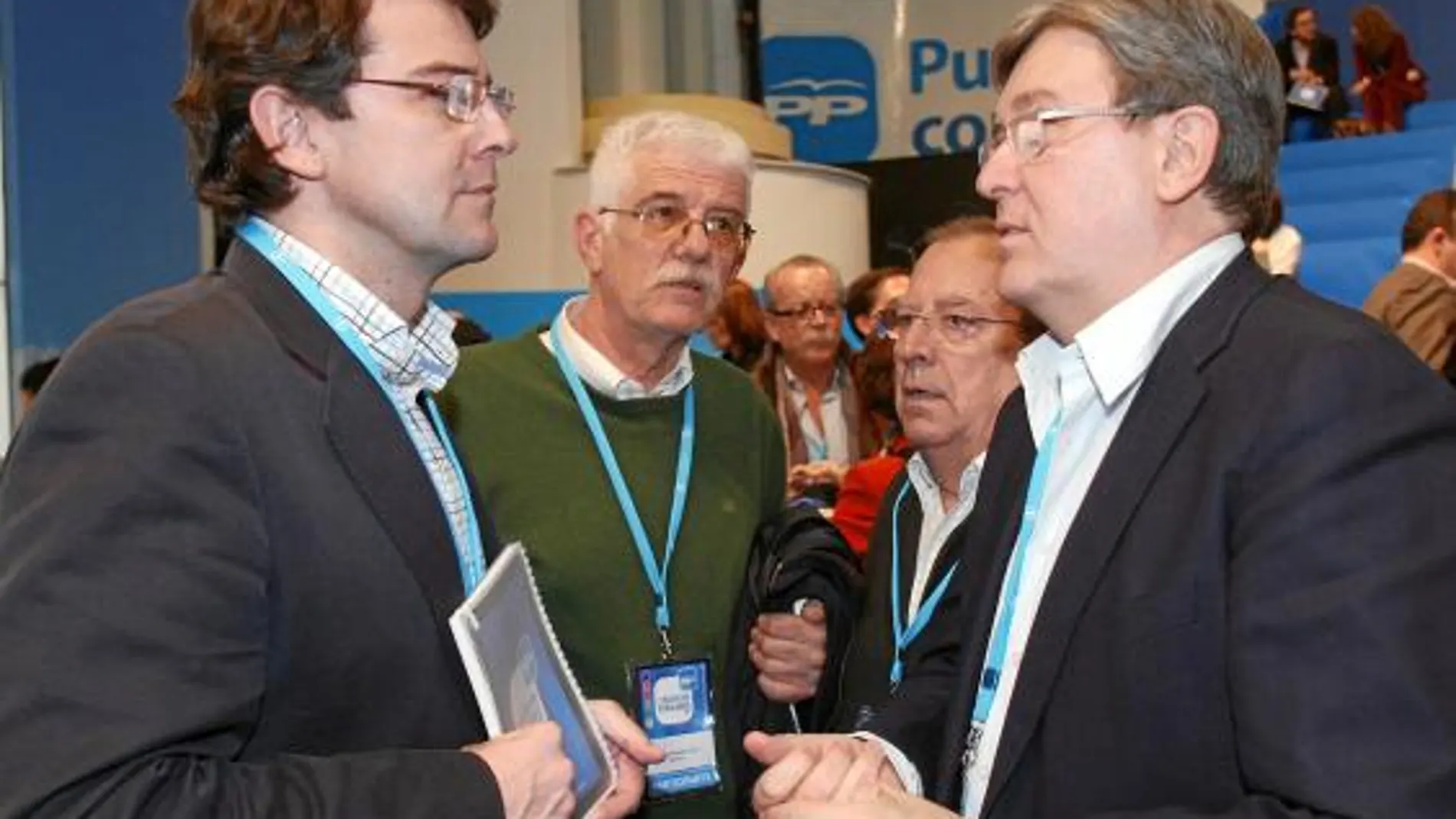 Fernández Mañueco junto a Fernández Santiago y miembros del PP en la Convención Popular de Sevilla