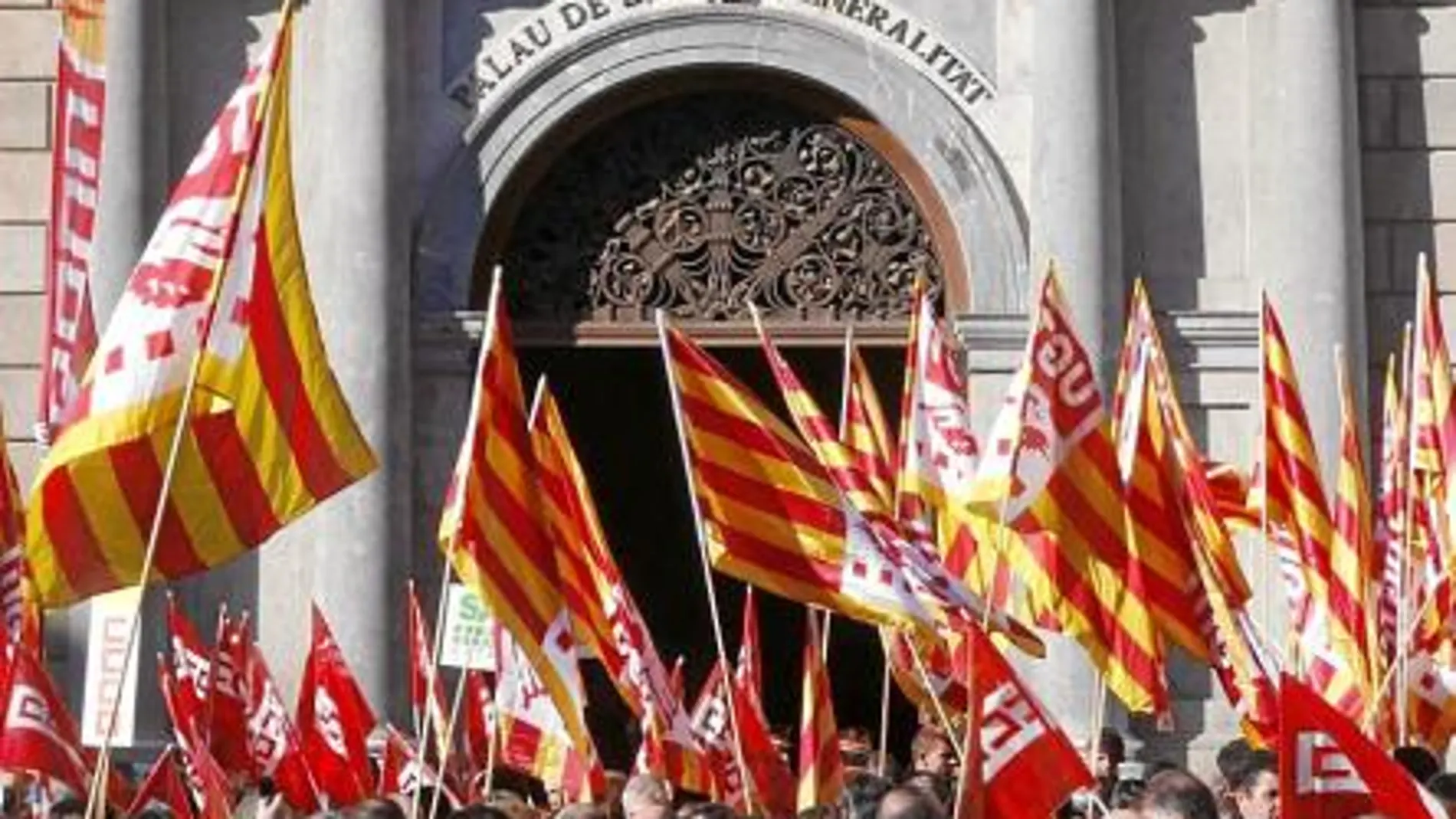 La concentración finalizó frente a la Generalitat en la plaza Sant Jaume
