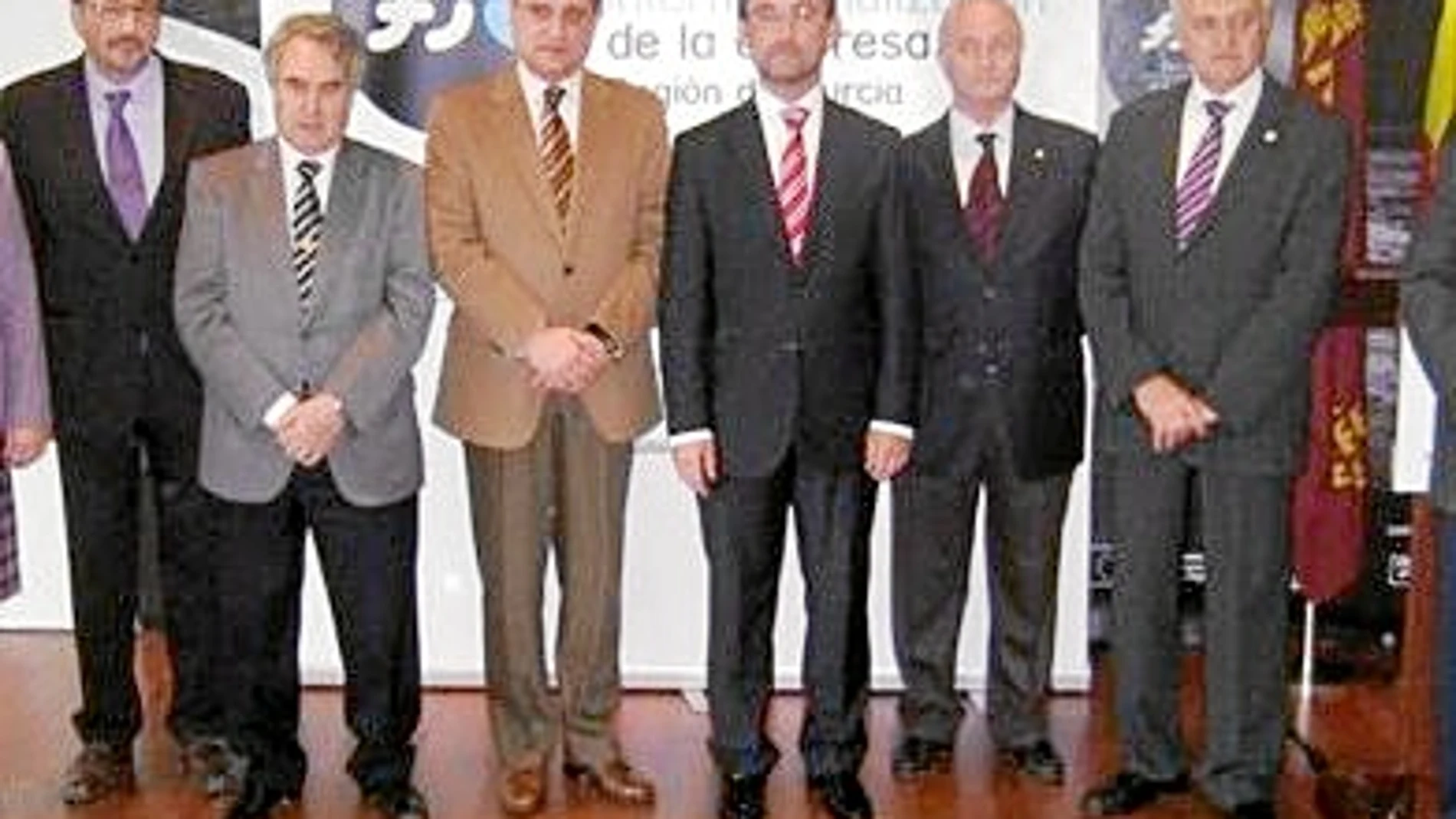 El consejero Salvador Marín (3 derecha), junto a algunos de los empresarios de la Comunidad