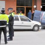 Los servicios funerarios esperan la salida del cadáver ante el portal