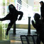 Los jóvenes saquearon las tiendas con violencia, para robar productos tecnológicos