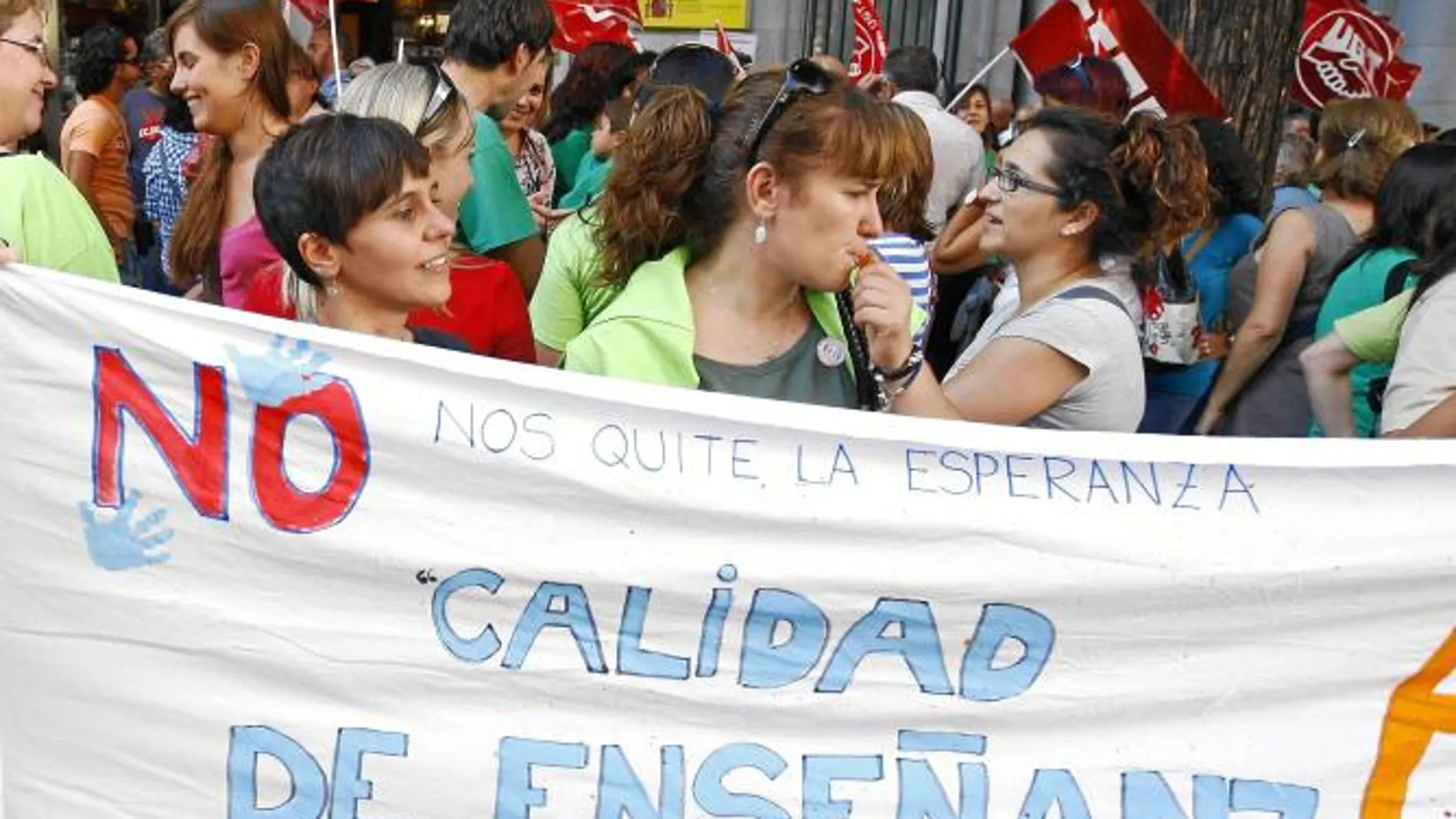 Ayer, profesores de Educación Infantil se concentraron ante la Consejería por los recortes en las escuelas