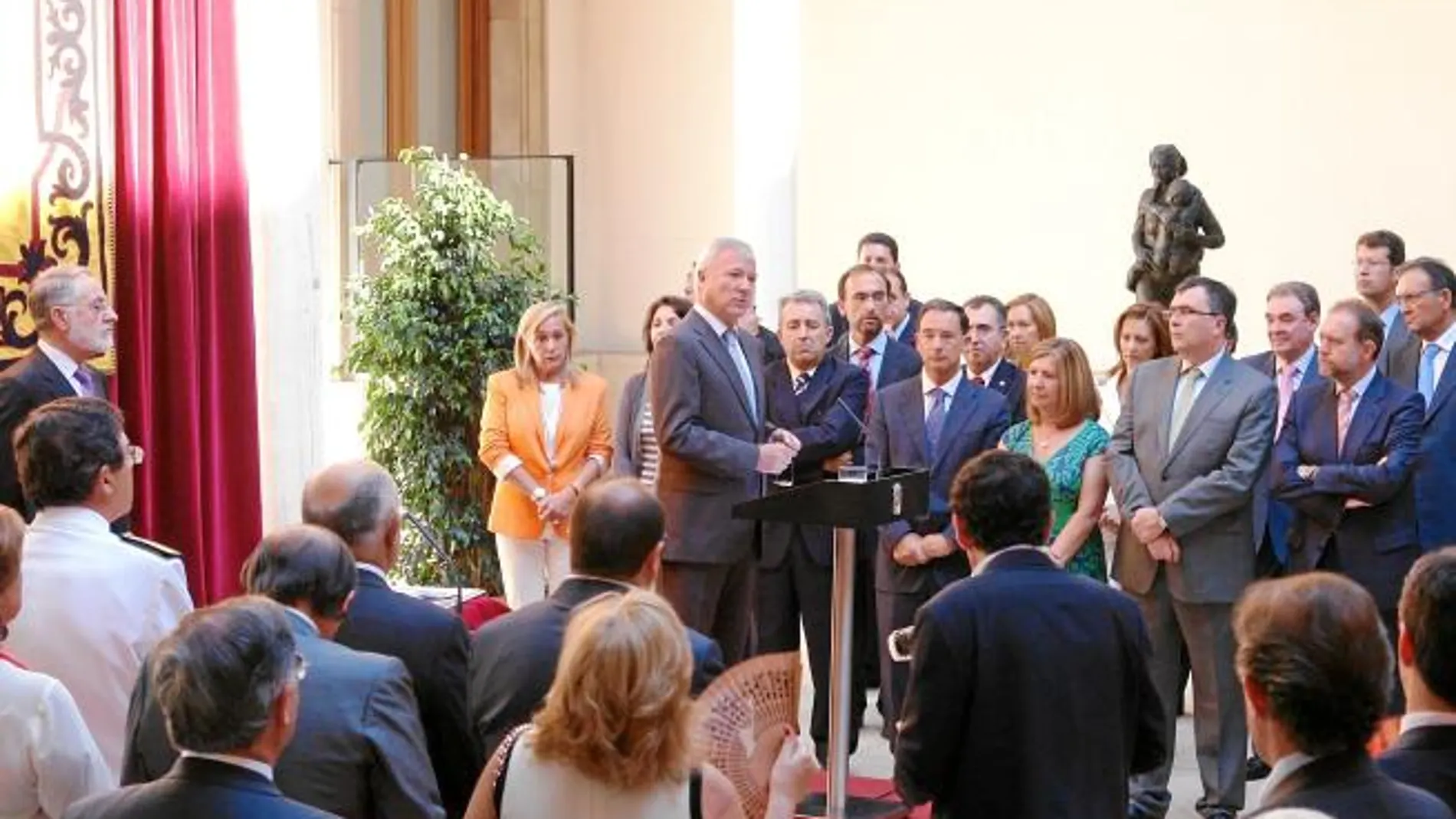 El presidente de la Región, Ramón Luis Valcárcel, juró ayer su cargo arropado por familiares y amigos