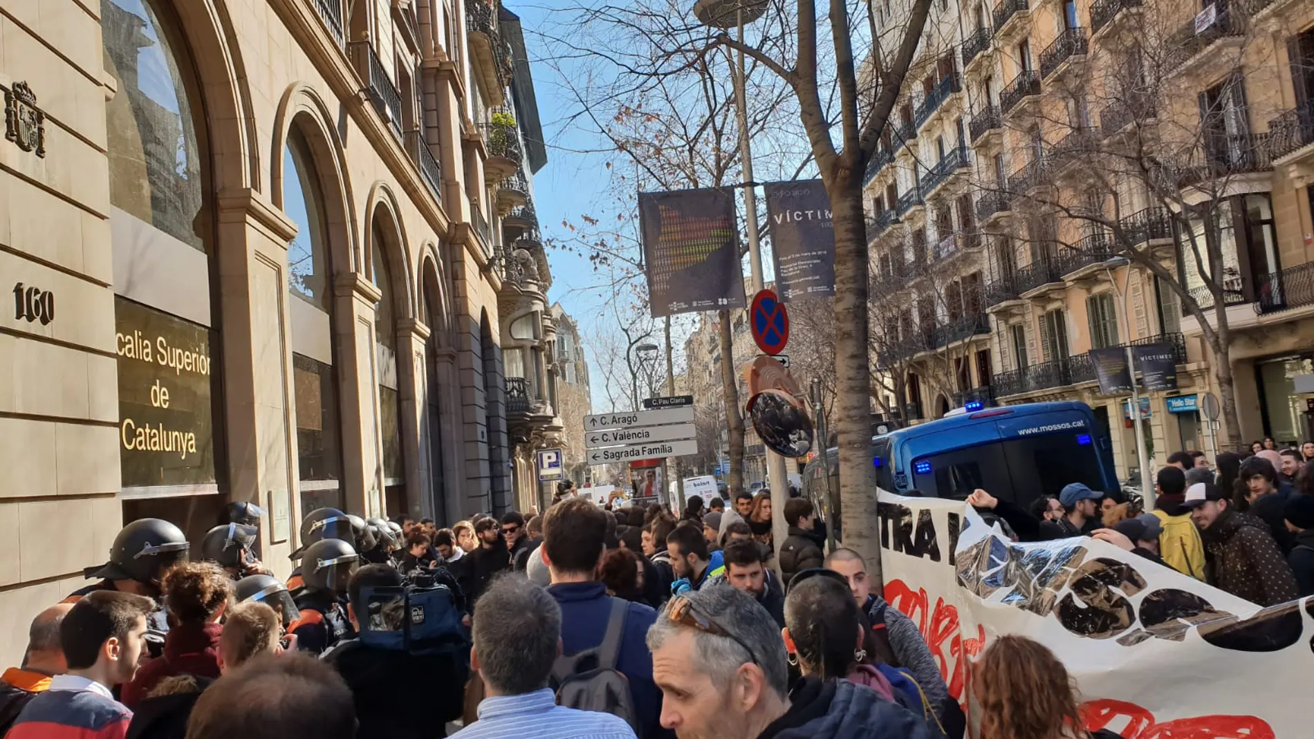 Los CDR cortaron el tráfico con la quema de neumáticos a primera hora en la autopista AP-7 a la altura de Sant Celoni (Barcelona).