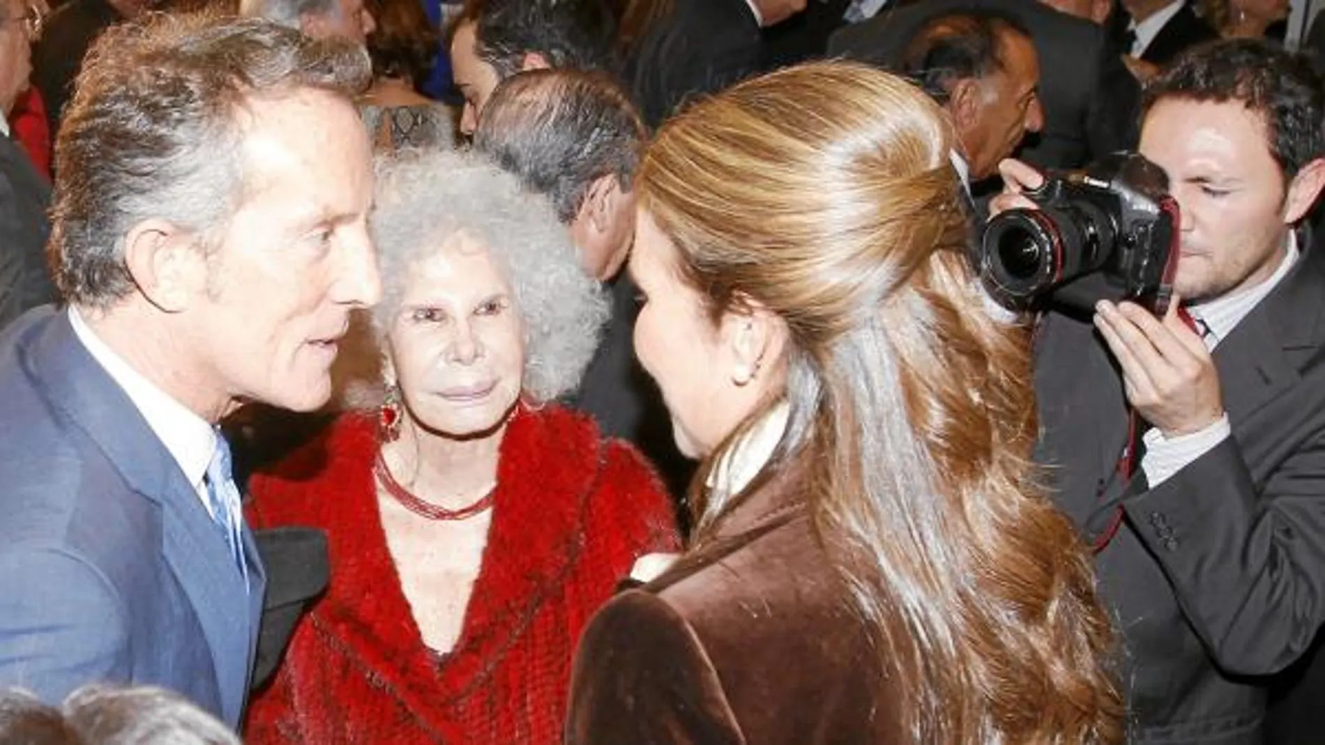 Su Alteza Real la Infanta Doña Elena conversa con los Duques de Alba, Cayetana Fitz-James Stuart y Alfonso Díez