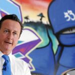 Cameron, durante su visita, ayer, a un centro juvenil en Oxford