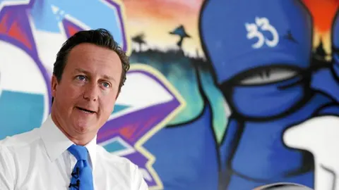 Cameron, durante su visita, ayer, a un centro juvenil en Oxford