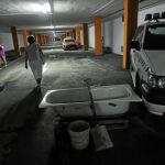 Los trasteros y el garaje se inundan con la lluvia, por lo que en el primer piso de las viviendas públicas de la parcela Echeveste el agua se recoge con una bañera