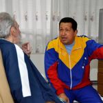 Hugo Chávez padece un cuadro clínico crítico, según algunos medios. En la foto, con Fidel Castro