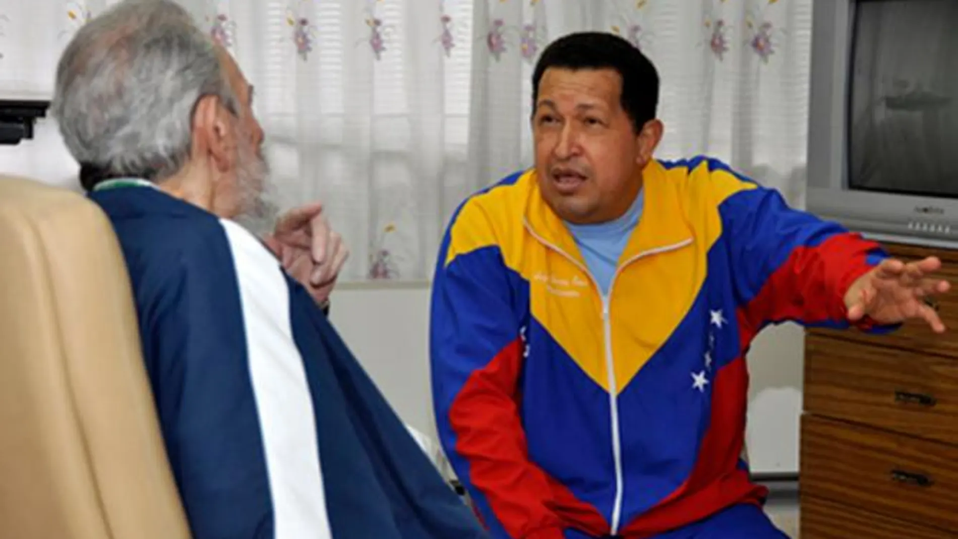 Hugo Chávez padece un cuadro clínico crítico, según algunos medios. En la foto, con Fidel Castro