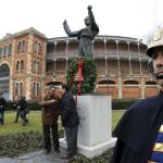 Homenaje a Julio Robles en la estatua que Salamanca le erigió junto a la Glorieta