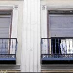 La terraza da al número 23 de la calle Fuencarral. La Comunidad ha asumido la tutela del pequeño y de su hermano