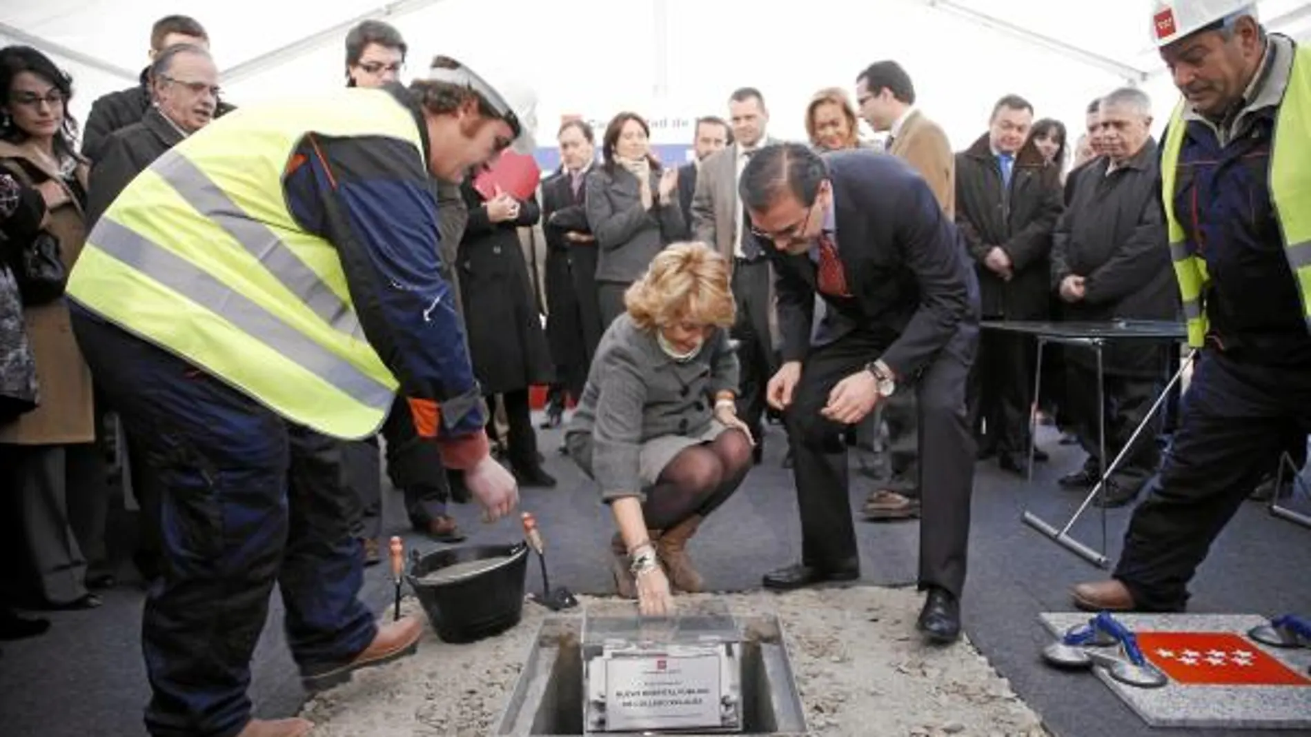 Aguirre puso ayer la primera piedra del centro hospitalario, que cuenta con una inversión de 108 millones