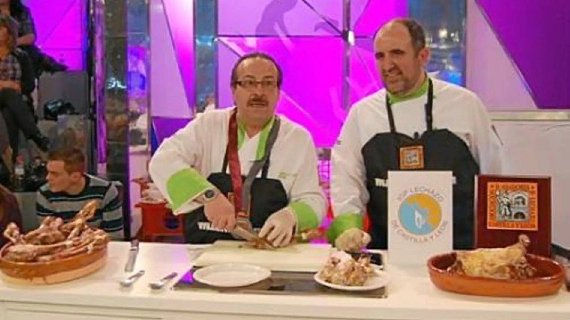 Dos asadores promocionan la marca en un programa de televisión