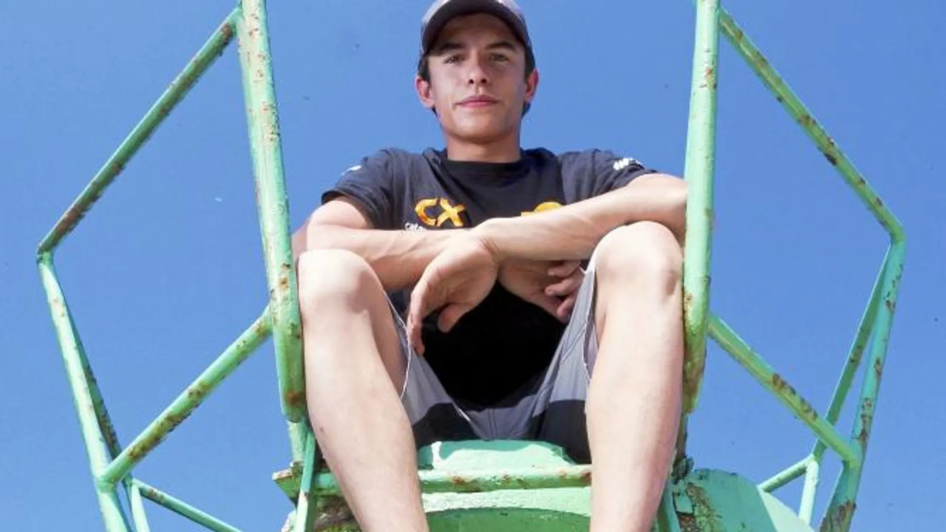 Marc sentado en un faro antiguo del Puerto de Aiguadols, en Sitges