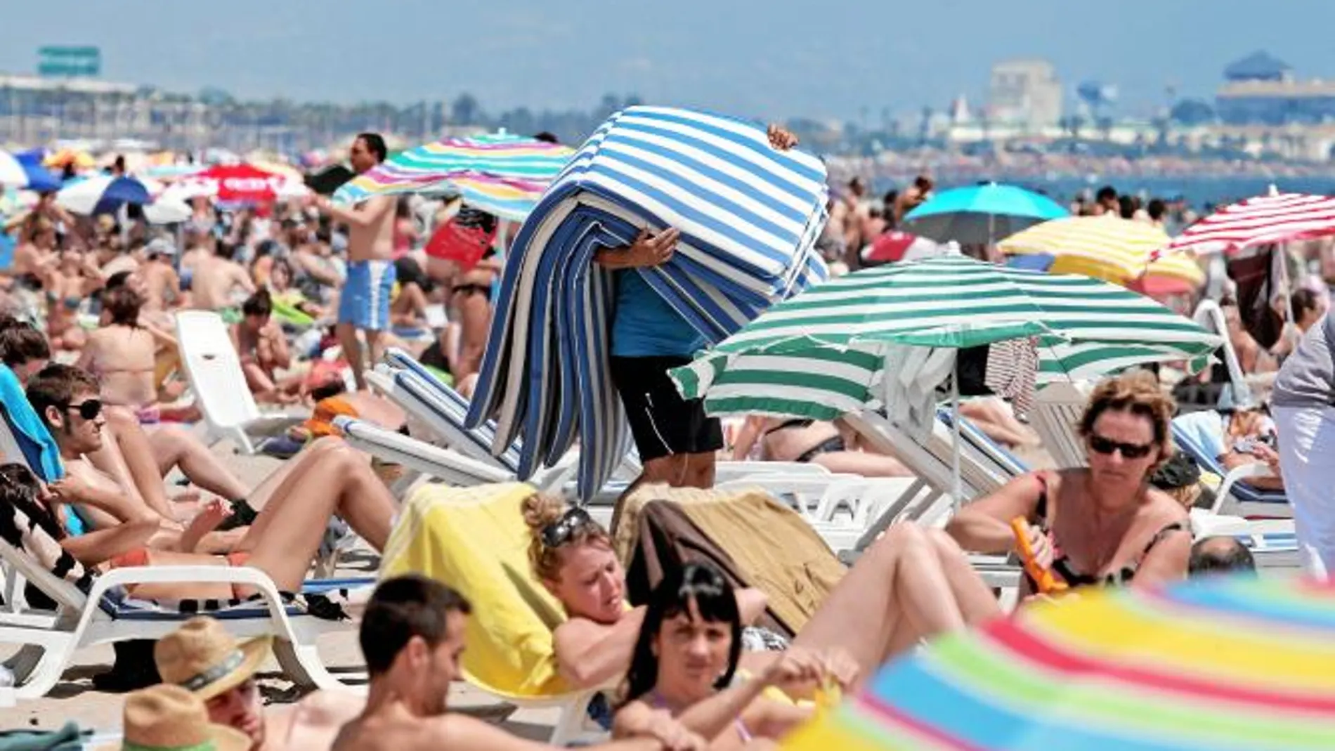 Las playas de la capital valenciana se llenaron este fin de semana ante la llegada del buen tiempo
