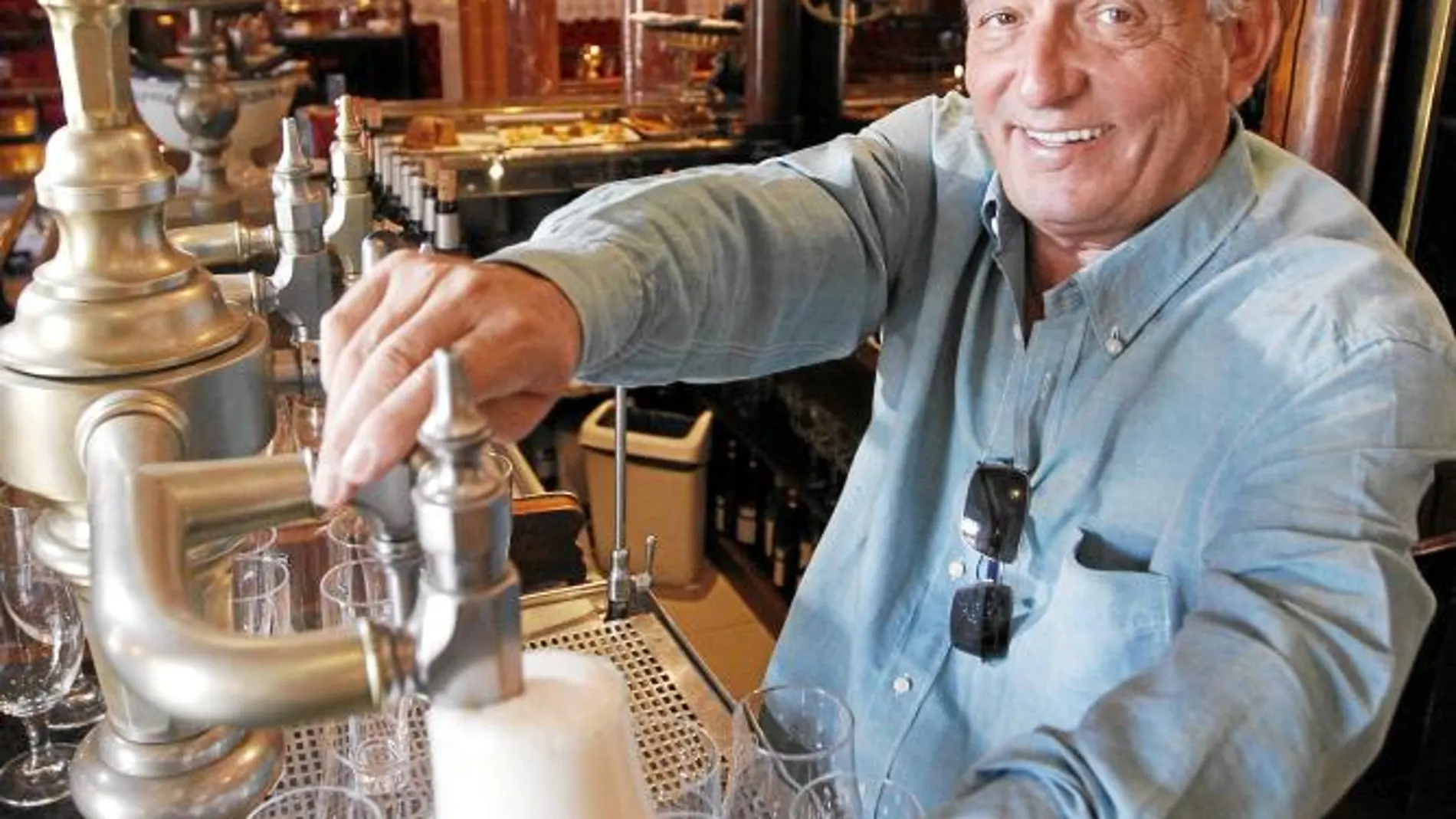 Pepe Sancho sirve una cerveza en el Cafe de Oriente de Madrid