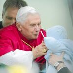 Benedicto XVI siempre tiene un instante para detenerse en sus viajes y bendecir a los más pequeños